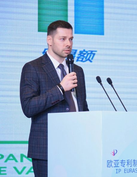 “芭特尼提卡”公司的合伙人爱德华·沙布林在在中国举行的欧亚专利制度巡回交流会上演说